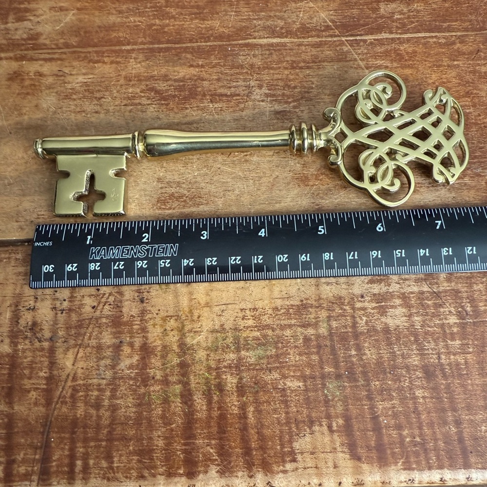 Decorative Virginia Metal Crafter Brass Key Paper Weight - Picture 3 of 9